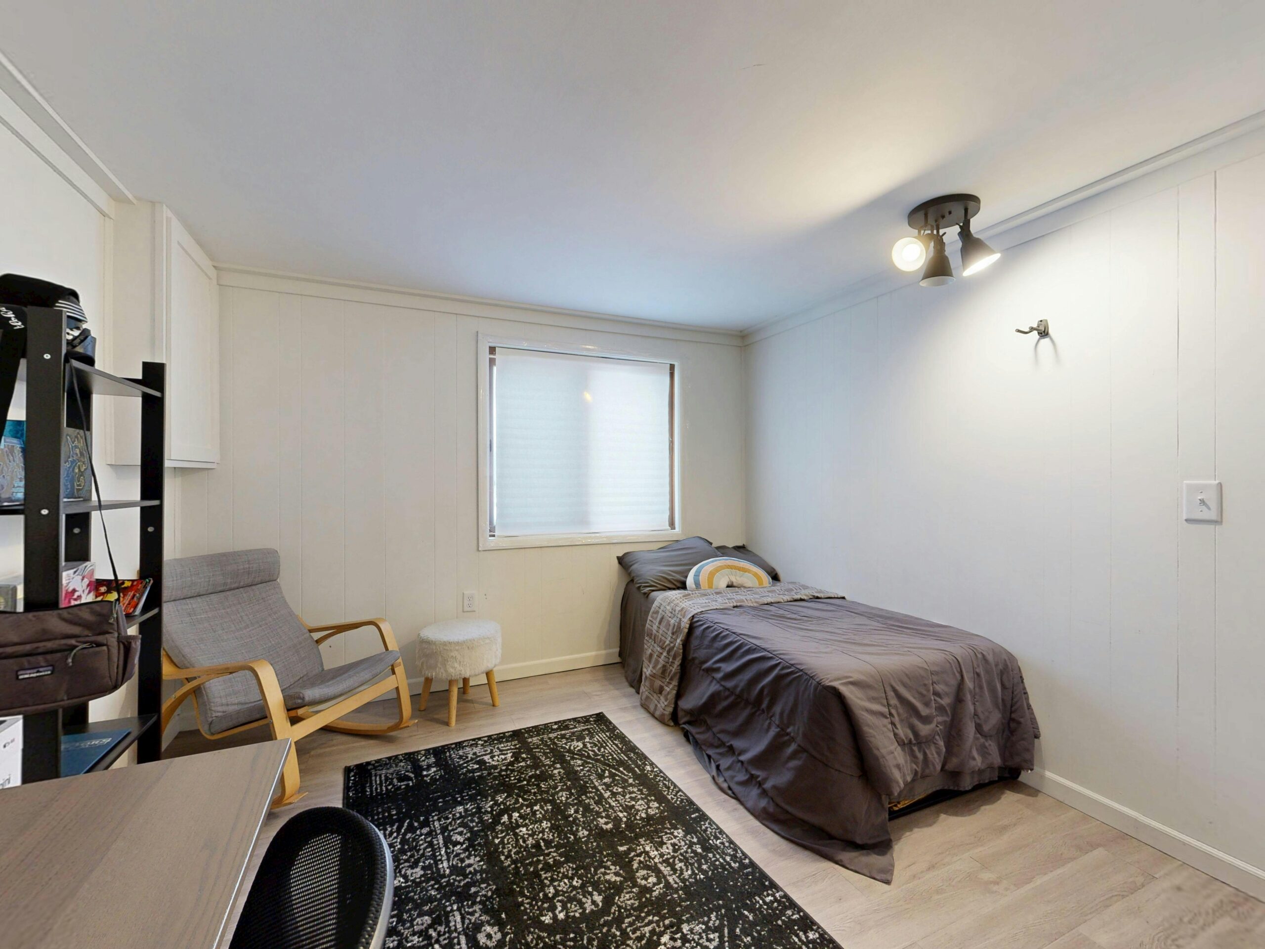 Petite chambre avec espace optimisé